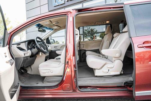 2016 Toyota Sienna LE