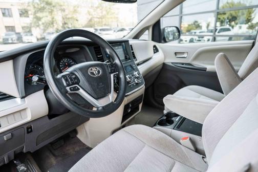 2016 Toyota Sienna LE