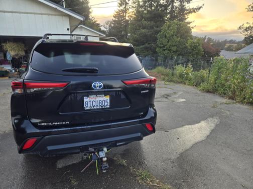 Black 2020 Toyota Highlander Hybrid LE