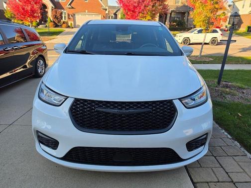 White 2022 Chrysler Pacifica Hybrid Touring L