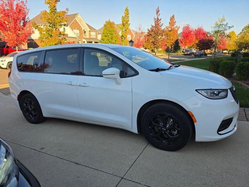 White 2022 Chrysler Pacifica Hybrid Touring L