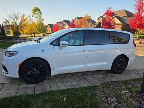 White 2022 Chrysler Pacifica Hybrid Touring L