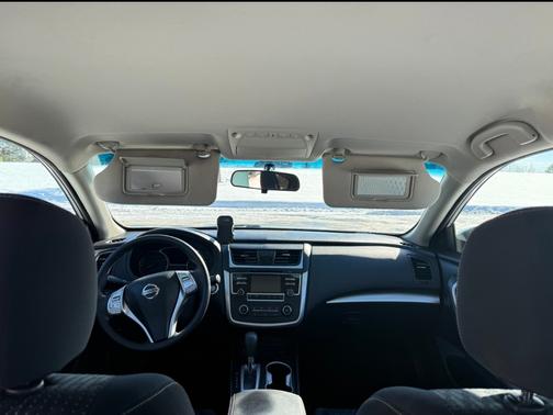 Silver 2016 Nissan Altima 2.5