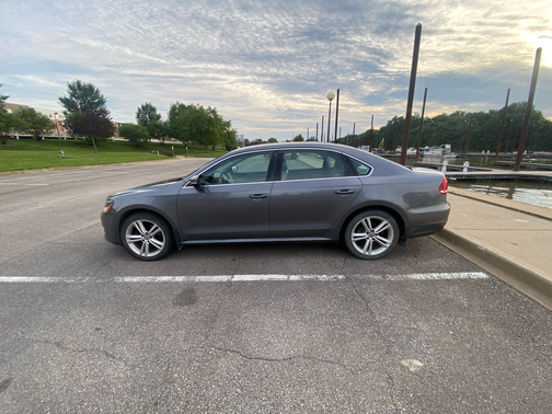 Gray 2014 Volkswagen Passat 2.0L TDI DSG SE w/Sunroof