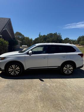 White 2020 Mitsubishi Outlander SE