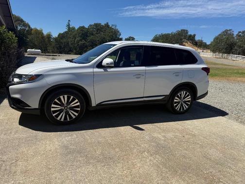 White 2020 Mitsubishi Outlander SE