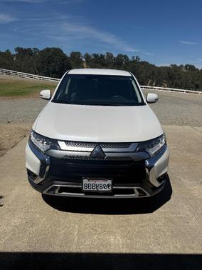 White 2020 Mitsubishi Outlander SE