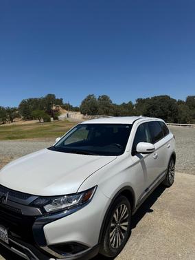 White 2020 Mitsubishi Outlander SE