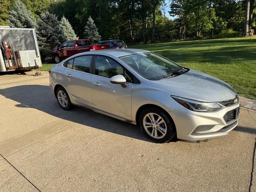 Silver 2018 Chevrolet Cruze LT