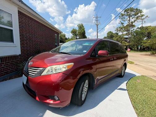 Red 2016 Toyota Sienna XLE