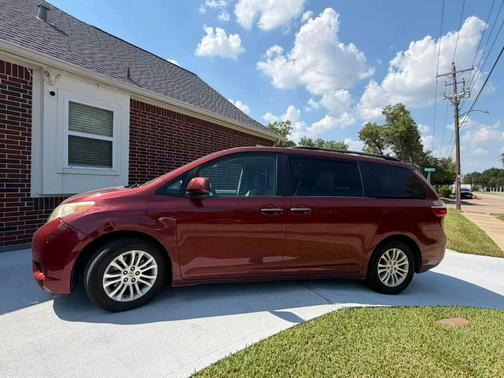 Red 2016 Toyota Sienna XLE