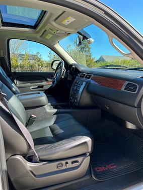 White 2011 GMC Yukon XL 1500 SLT