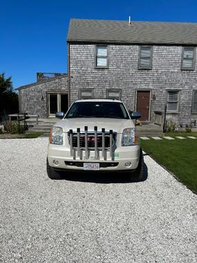 White 2011 GMC Yukon XL 1500 SLT