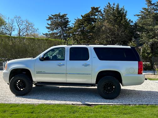 White 2011 GMC Yukon XL 1500 SLT