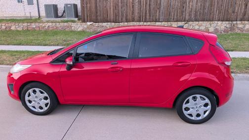 Red 2013 Ford Fiesta SE