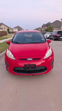Red 2013 Ford Fiesta SE