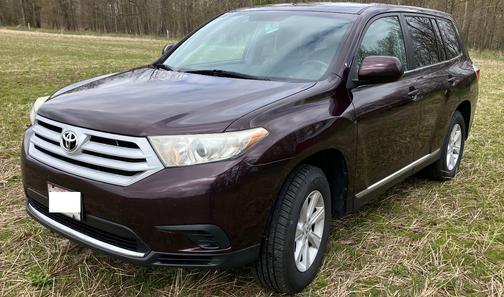 Purple 2013 Toyota Highlander SE