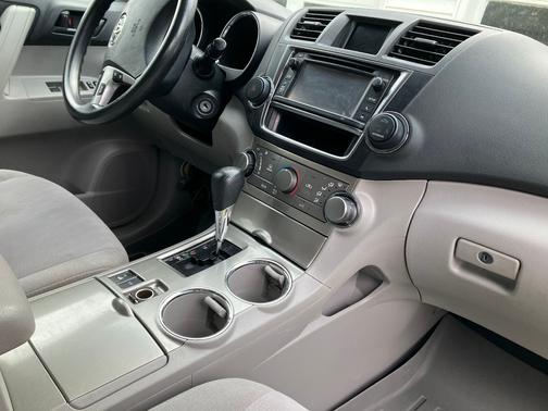 Purple 2013 Toyota Highlander SE
