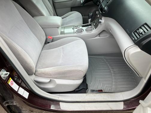 Purple 2013 Toyota Highlander SE