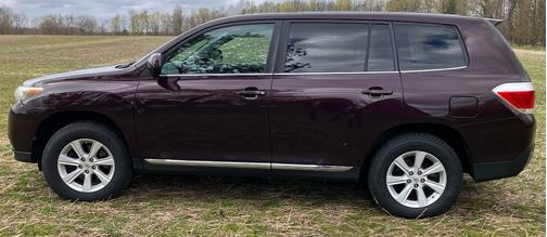 Purple 2013 Toyota Highlander SE