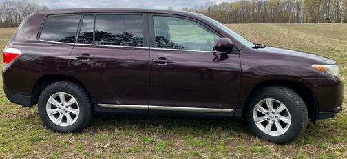 Purple 2013 Toyota Highlander SE