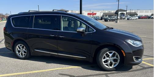 Black 2019 Chrysler Pacifica Limited