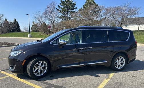 Black 2019 Chrysler Pacifica Limited