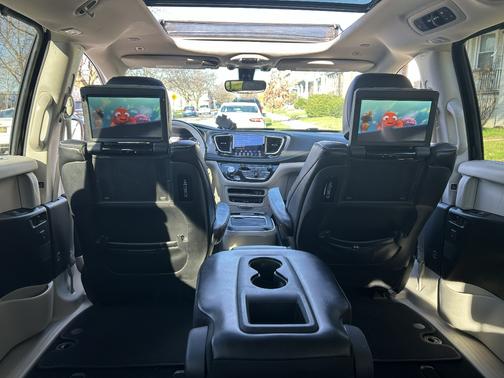 Black 2019 Chrysler Pacifica Limited