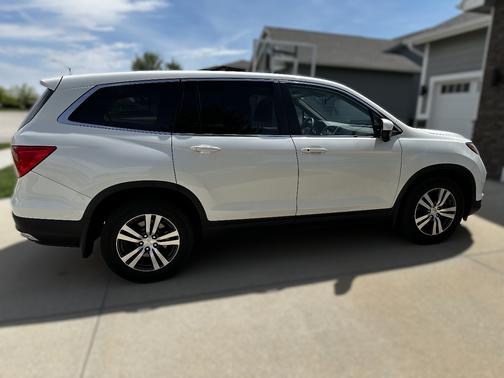 White 2016 Honda Pilot EX