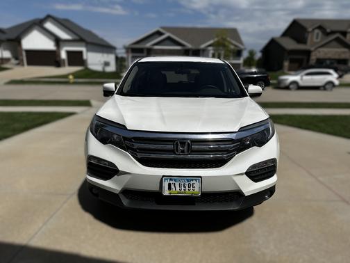 White 2016 Honda Pilot EX