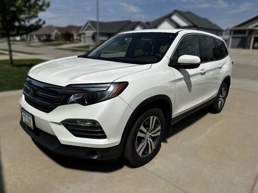 White 2016 Honda Pilot EX
