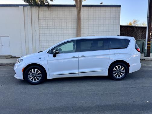 2023 Chrysler Pacifica Hybrid Limited