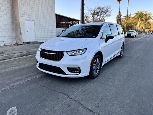 2023 Chrysler Pacifica Hybrid Limited