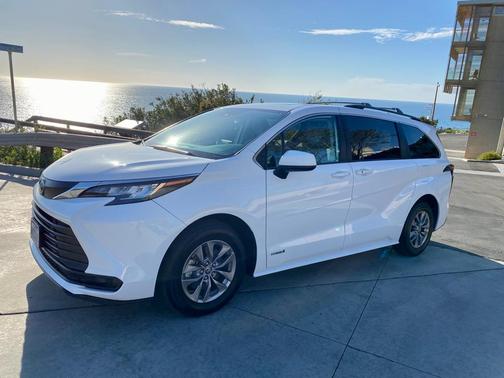 2021 Toyota Sienna LE 8 Passenger