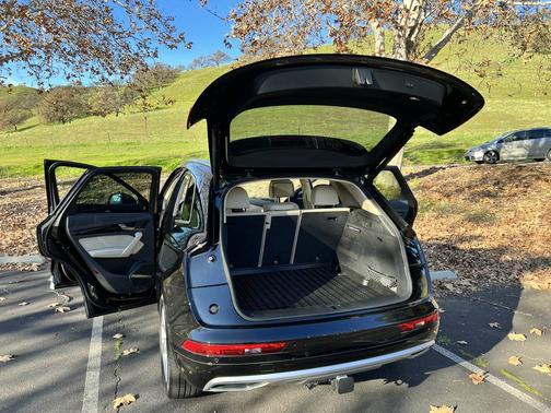Photo 2 of 16 of 2018 Audi Q5 2.0T Premium