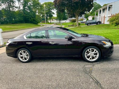 Black 2014 Nissan Maxima SV