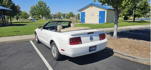2007 Ford Mustang Deluxe