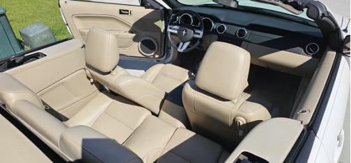 2007 Ford Mustang Deluxe