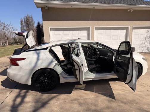 White 2017 Nissan Maxima 3.5 SR