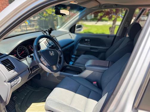 Silver 2008 Honda Pilot VP