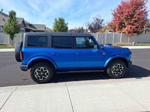 Blue 2024 Ford Bronco Outer Banks