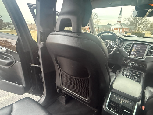 2016 Volvo XC90 T6 Momentum