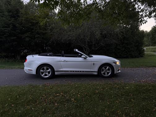 White 2015 Ford Mustang V6