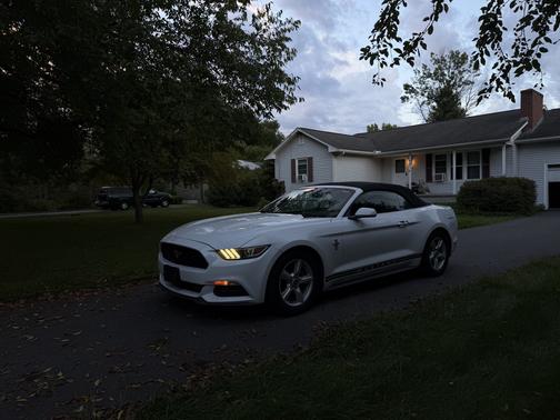 White 2015 Ford Mustang V6