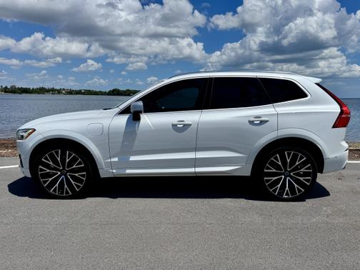 2018 Volvo XC60 Recharge Plug-In Hybrid T8 R-Design