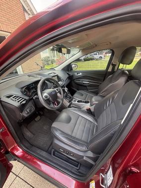 Red 2016 Ford Escape SE