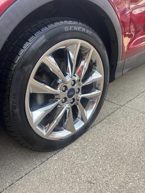 Red 2016 Ford Escape SE