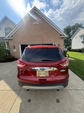 Red 2016 Ford Escape SE