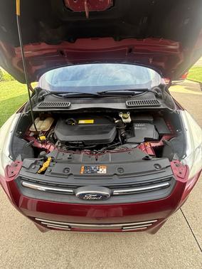 Red 2016 Ford Escape SE