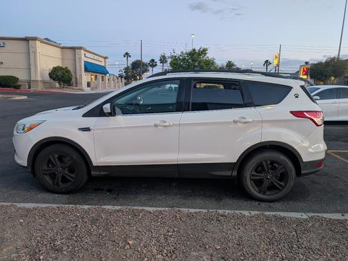 White 2014 Ford Escape SE